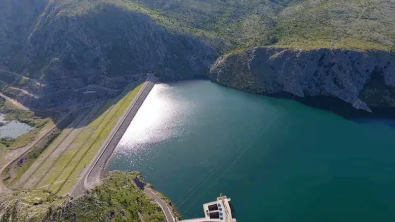 Hidroenergjia mbajti eksportet shqiptare të energjisë jashtë kostos së karbonit të BE-së