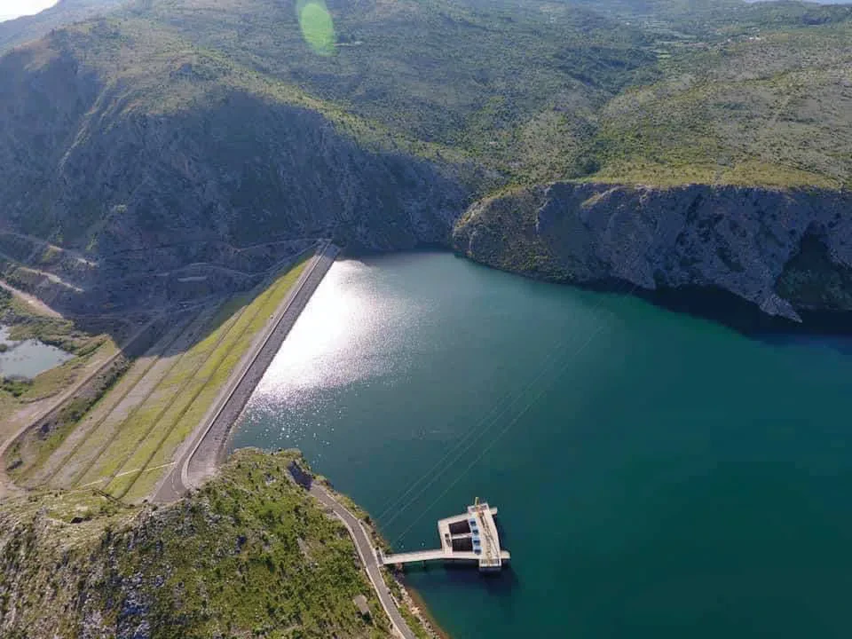 Hidroenergjia mbajti eksportet shqiptare të energjisë jashtë kostos së karbonit të BE-së
