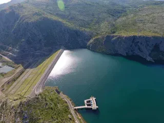 Hidroenergjia mbajti eksportet shqiptare të energjisë jashtë kostos së karbonit të BE-së