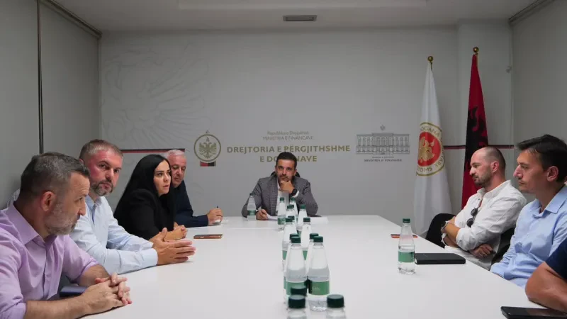 Doganat dialog me operatorët ekonomikë për zbatimin e sistemit të përmirësuar të pullave fiskale
