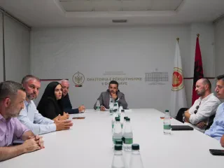 Doganat dialog me operatorët ekonomikë për zbatimin e sistemit të përmirësuar të pullave fiskale