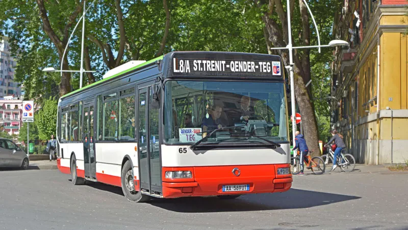 Ministria e Financave: Transporti urban përjashtohet nga detyrimi për POS në autobusë