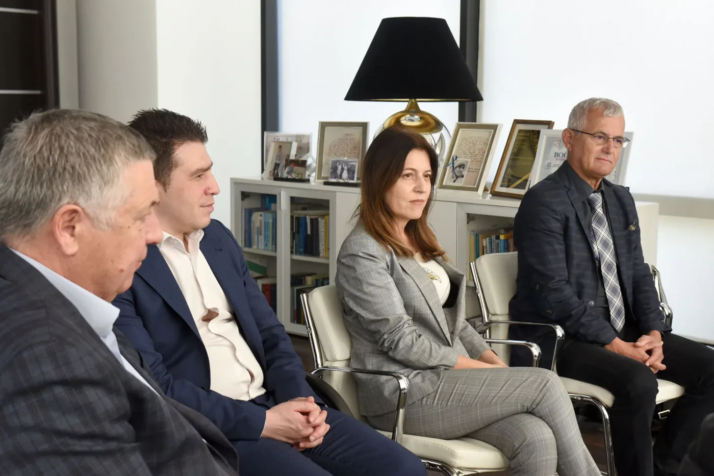 Ambasada e Rumanisë në Shqipëri mundëson nënshkrimin e marrëveshjeve në sektorin akademik dhe organizon një tryezë të rrumbullakët diskutimesh