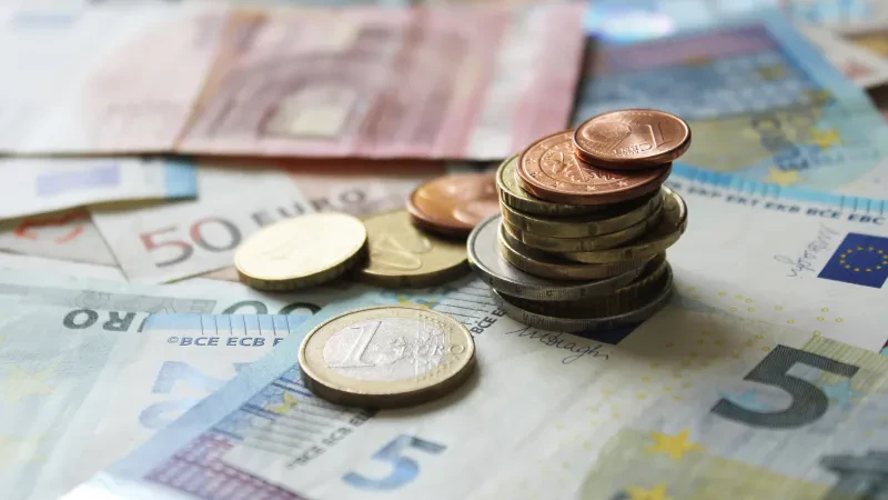 Raporti i OECD: Pagat reale do të pësojnë rënie në Europë, përjashtim bën Gjermania