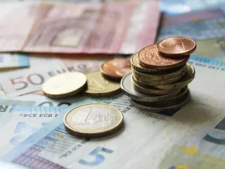 Raporti i OECD: Pagat reale do të pësojnë rënie në Europë, përjashtim bën Gjermania