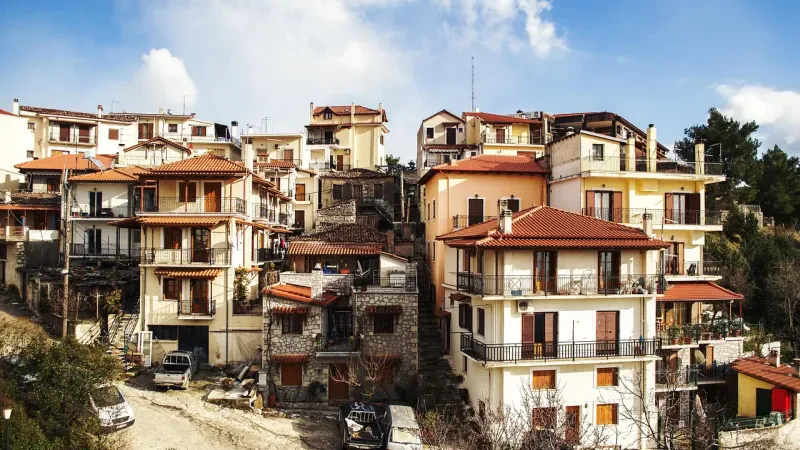 Greqia ofron 10 mijë euro për banorët dhe diasporën që zhvendosen në zonat në tkurrje