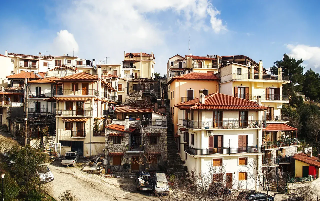 Greqia ofron 10 mijë euro për banorët dhe diasporën që zhvendosen në zonat në tkurrje