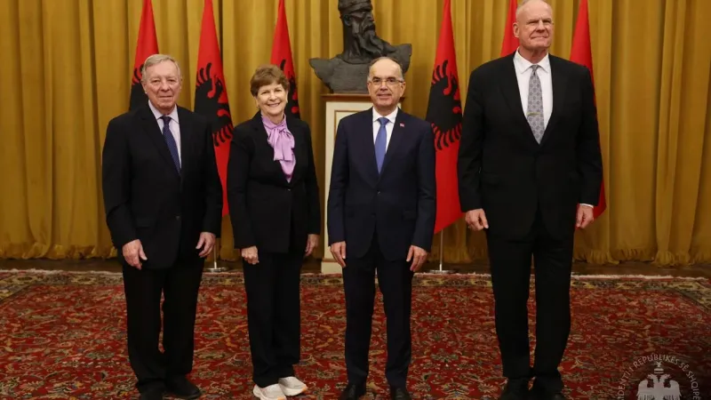 Presidenti Begaj dekoron senatorët amerikanë Jeanne Shaheen dhe Dick Durbin