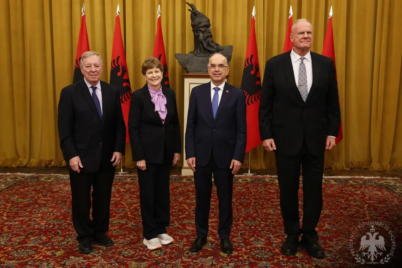 Presidenti Begaj dekoron senatorët amerikanë Jeanne Shaheen dhe Dick Durbin