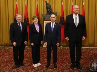 Presidenti Begaj dekoron senatorët amerikanë Jeanne Shaheen dhe Dick Durbin