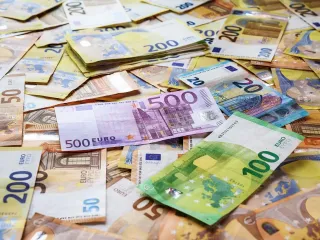 Kufiri i pagesave cash mes bizneseve në Kosovë ulet në 300 euro