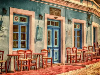 Studimi i LSE paralajmëron se Greqia po shndërrohet në një ekonomi kafenesh