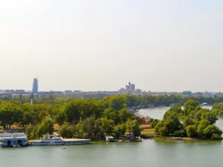 Zgjedhjet e parakohshme në Serbi: Vlerësimi i Institutit IFIMES për garën e 25 tetorit 2026