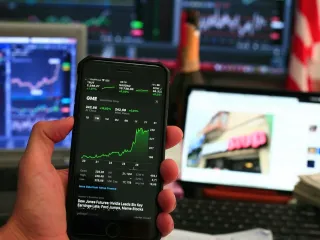 Tregjet financiare reagojnë ndaj huamarrjes së pakontrolluar të vendeve të pasura