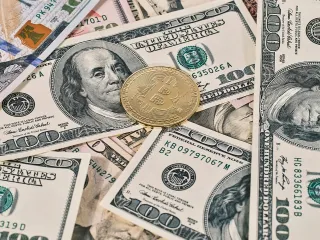 Dollari tërhiqet nga nivelet më të larta në 18 muaj teksa tregjet presin inflacionin në SHBA