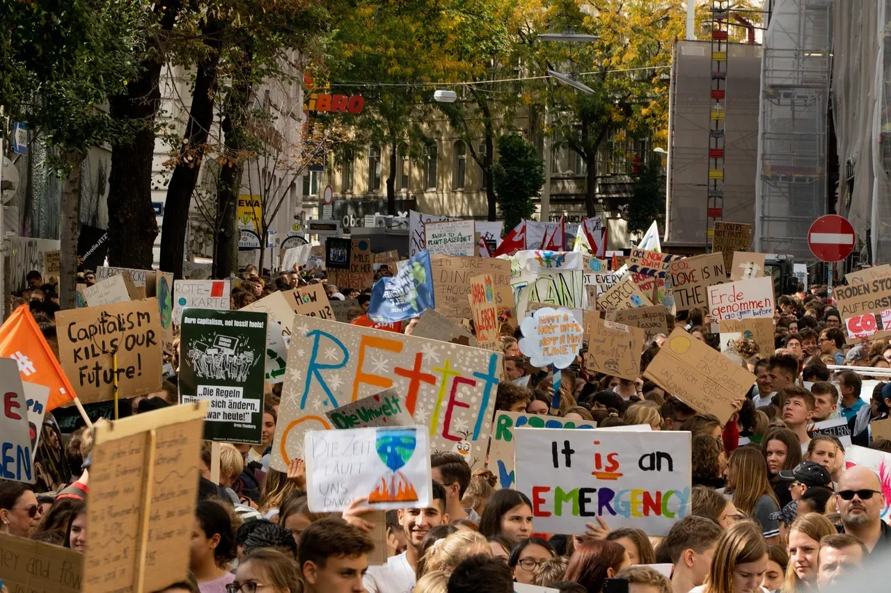 Vala e protestave të nxënësve në Francë: Mbi 6800 të arrestuar dhe premtime për 3000 mësues të rinj