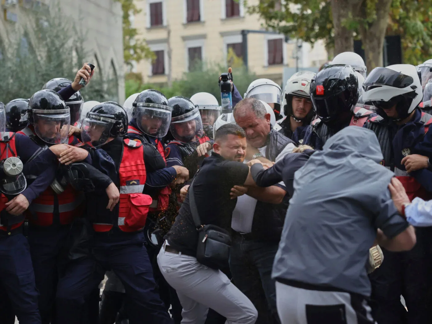 Protestat studentore hyjnë në ditën e tretë, Tirana numëron dëmet pas përplasjeve të së mërkurës