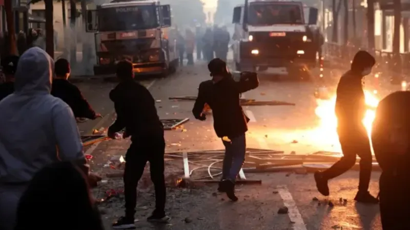 Gjashtë banka mbyllin përkohësisht degë në Tiranë e Durrës pas protestës studentore