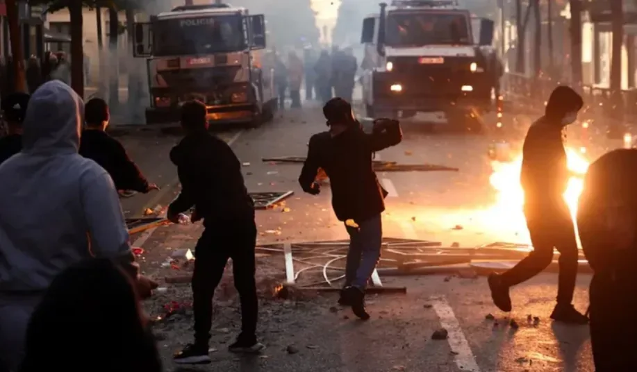 Gjashtë banka mbyllin përkohësisht degë në Tiranë e Durrës pas protestës studentore
