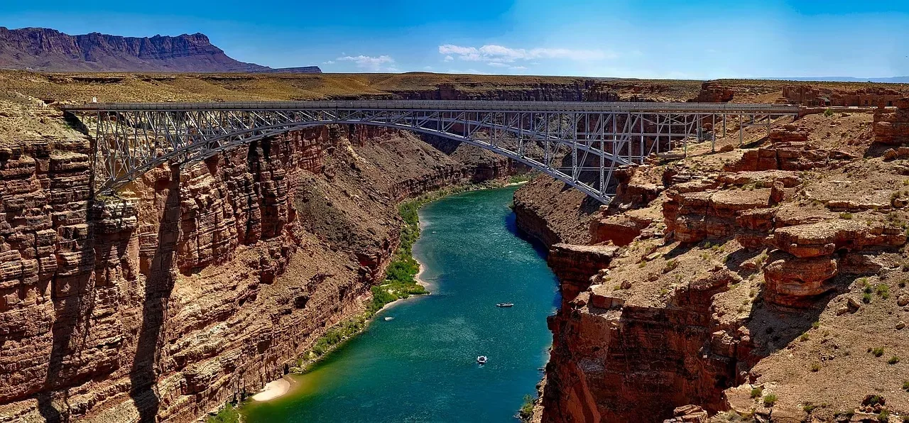 Ura e Kanionit të Madh Huajiang në Kinë, nga vepër infrastrukturore në atraksion turistik