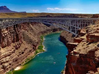 Ura e Kanionit të Madh Huajiang në Kinë, nga vepër infrastrukturore në atraksion turistik