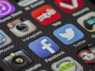 Norvegjia zgjeron ndalimin e rrjeteve sociale për të miturit nën 16 vjeç edhe te lojërat online