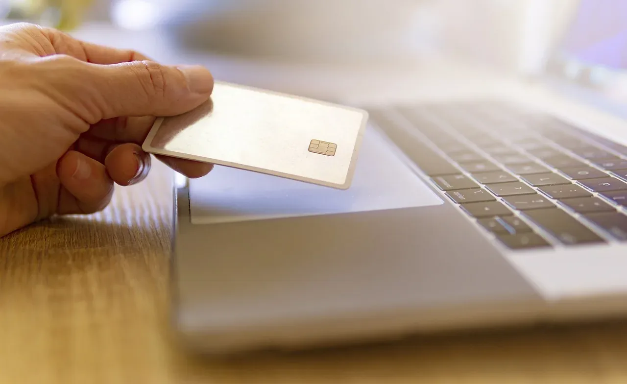 Maqedonia e Veriut, rekord blerjesh online: 530,3 milionë euro në gjashtë muajt e parë të 2026