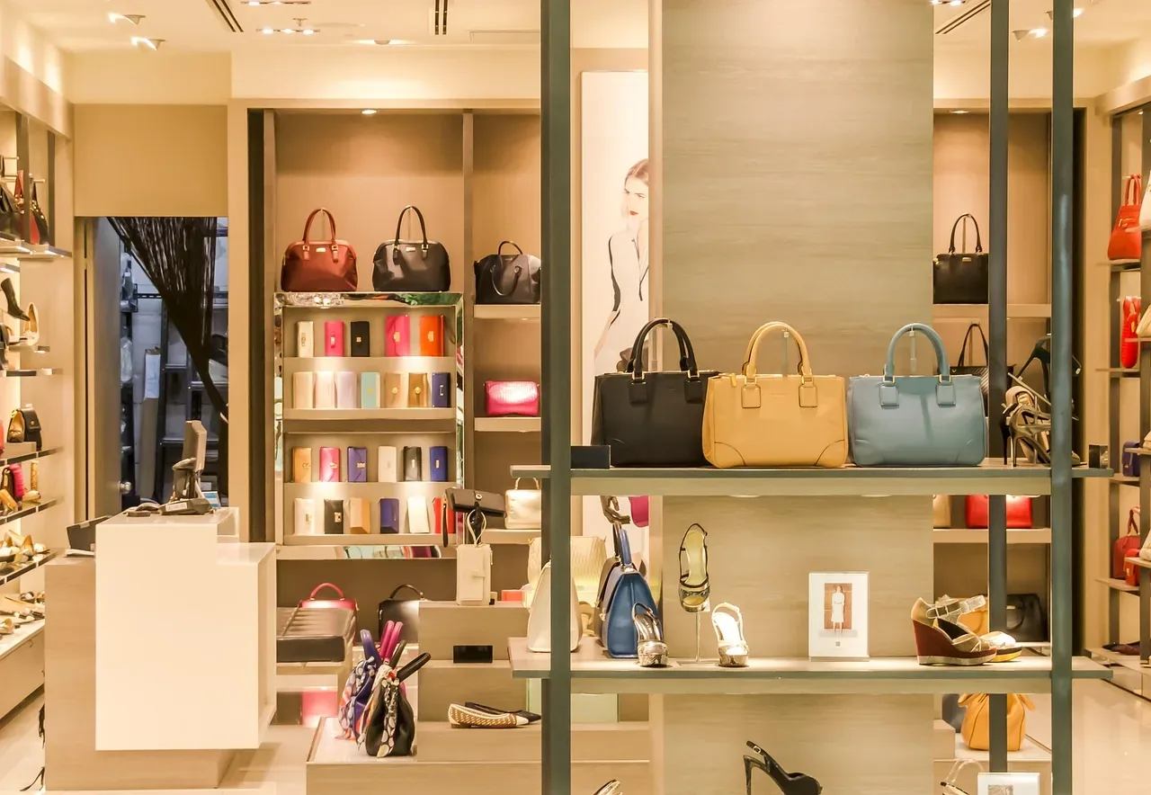 Trazirat në Francë godasin butikët e luksit, dëmet e siguruara arrijnë deri në 1.2 miliardë euro