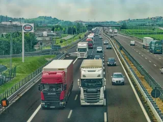 Protestat e kamionistëve në jug të Italisë boshatisin supermarketet dhe lënë dy aeroporte pa karburant