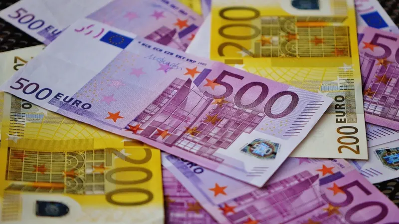 Kursi i këmbimit më 23 tetor: euro blihet me 90.3 lekë, dollari me 80.3 lekë