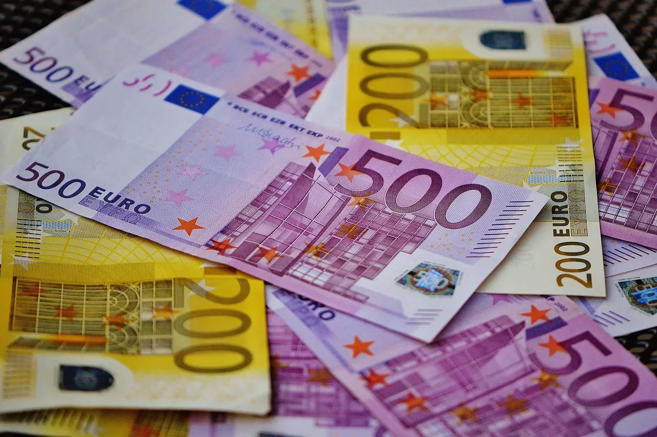 Kursi i këmbimit më 23 tetor: euro blihet me 90.3 lekë, dollari me 80.3 lekë