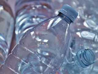 Shqipëria drejt sistemit të depozitës për ambalazhet: shishet e pijeve do të kthehen me rimbursim