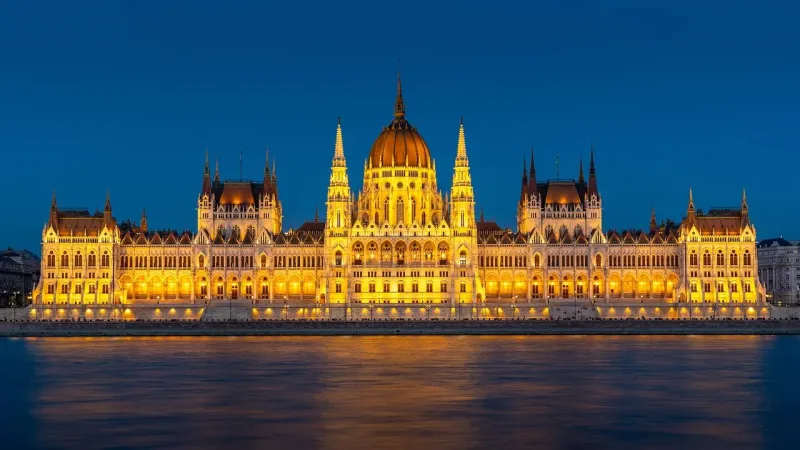 Fitch: Hungaria mund të përmbushë kriteret për eurozonën deri në vitin 2030
