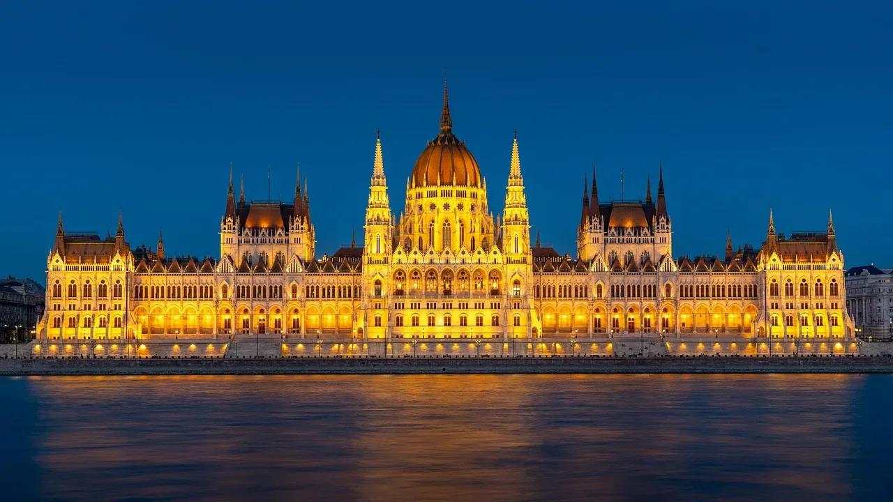 Fitch: Hungaria mund të përmbushë kriteret për eurozonën deri në vitin 2030