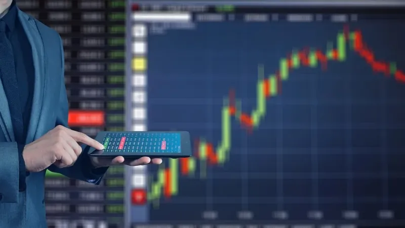 HSBC bie me 6.9% dhe tërheq poshtë bankat europiane, trazirat në Francë rëndojnë bursat