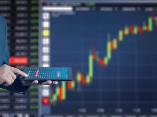 HSBC bie me 6.9% dhe tërheq poshtë bankat europiane, trazirat në Francë rëndojnë bursat