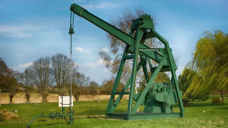 Brent qëndron pranë 115 dollarëve për fuçi ndërsa Fed, BQE dhe Banka e Japonisë vendosin për normat