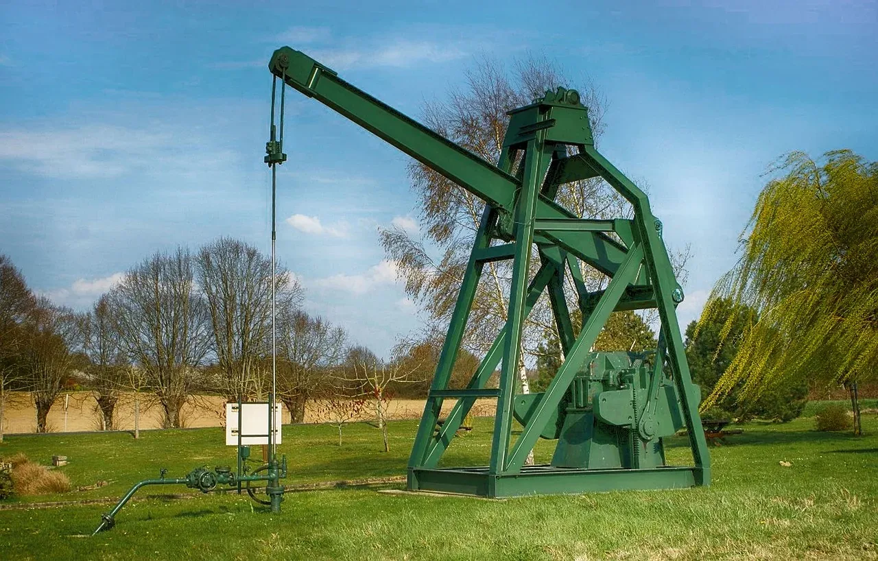 Brent qëndron pranë 115 dollarëve për fuçi ndërsa Fed, BQE dhe Banka e Japonisë vendosin për normat