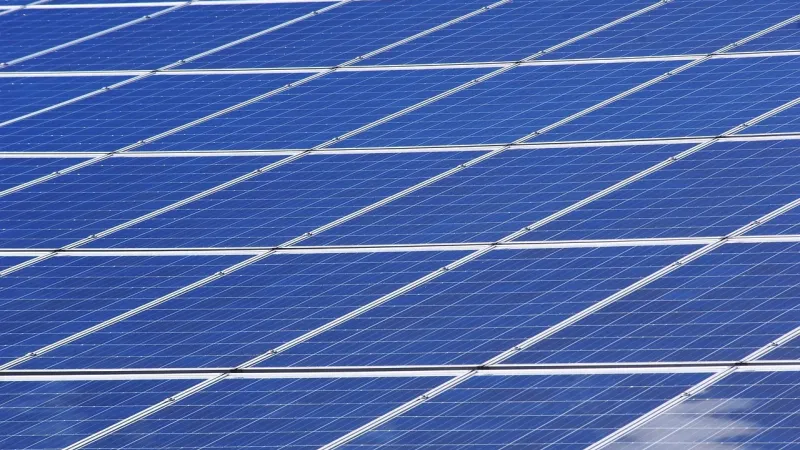Shtesa globale e kapaciteteve të energjisë së pastër pritet të bjerë në 2026, e para pas pesë vitesh