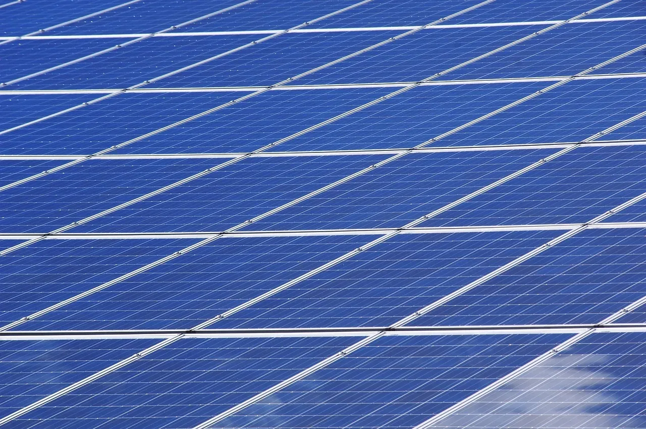 Shtesa globale e kapaciteteve të energjisë së pastër pritet të bjerë në 2026, e para pas pesë vitesh
