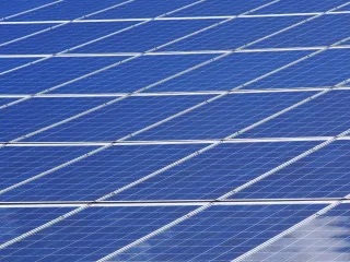 Shtesa globale e kapaciteteve të energjisë së pastër pritet të bjerë në 2026, e para pas pesë vitesh