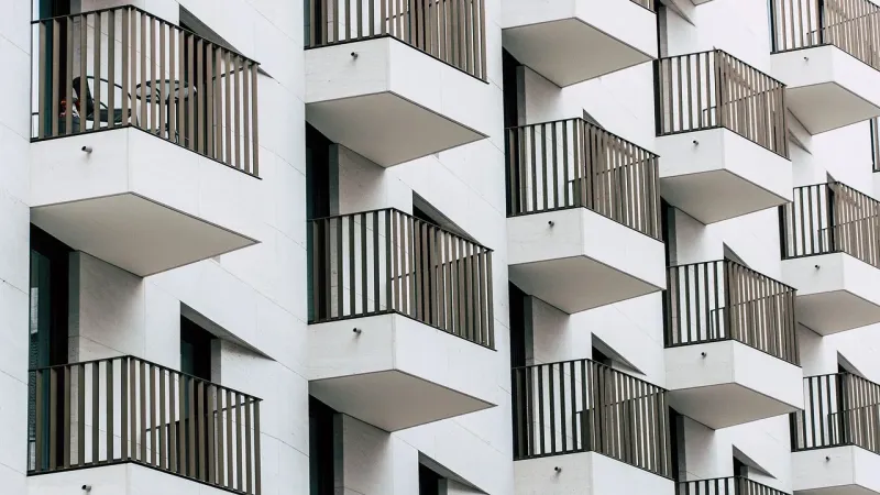 Tirana mban 92% të primeve të sigurimit të pronës, mbulimi në rrethe vetëm 1.2%