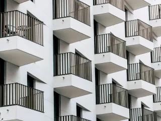 Tirana mban 92% të primeve të sigurimit të pronës, mbulimi në rrethe vetëm 1.2%