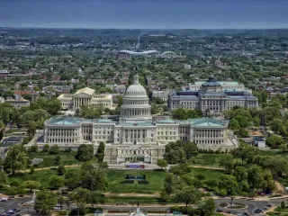 Fed ruan normën bazë në 3,75%–4%, dy anëtarë votojnë për rritje me 0,25 pikë përqindjeje