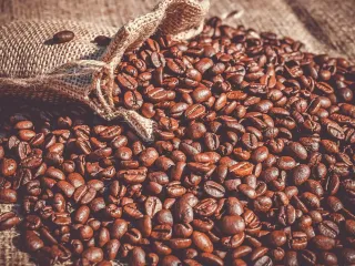 Doganat zbulojnë mungesë prej 69.5 tonësh kafe në një magazinë fiskale në Durrës
