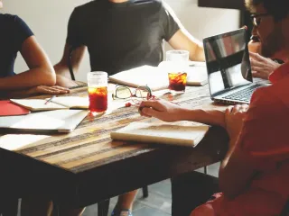 Ibrahimaj në Prishtinë: Propozim për forum rajonal të grave sipërmarrëse, 42% e fondeve për startup-e shkuan te gratë
